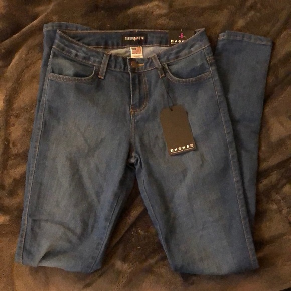 Classic mid rise skinny jeans. Super stretchy - Picture 3 of 5